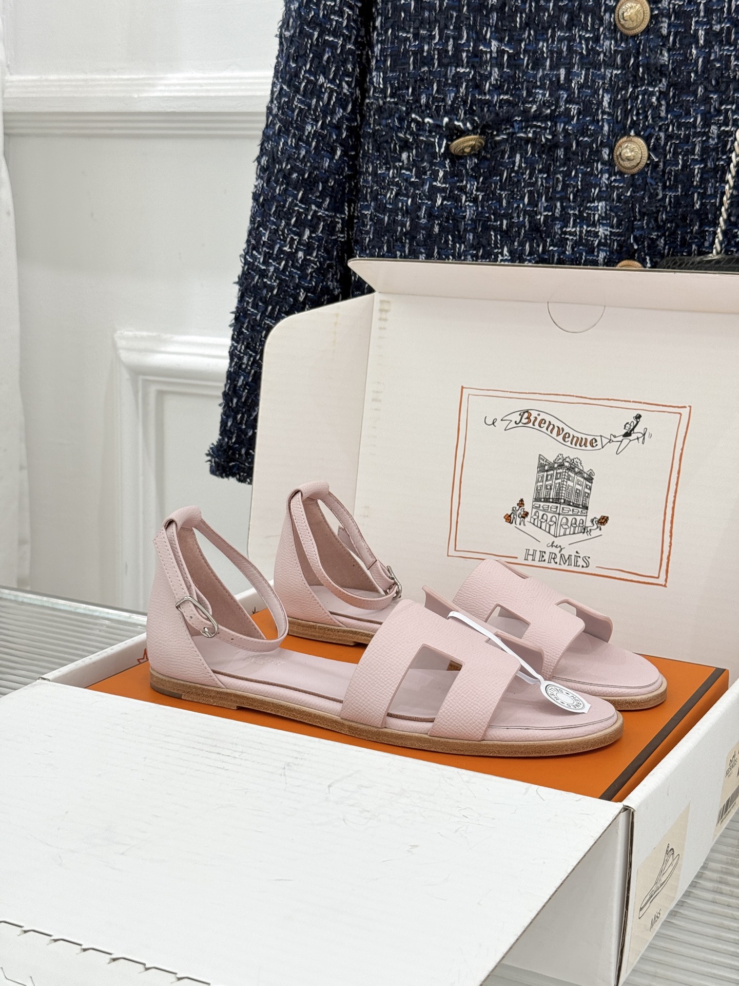 (配原版飞机盒) Hermès/爱马仕经典H型 平底凉鞋 标志性的“H”元素 以剪裁呈现 Epsom牛皮细腻又挺括 平 (配原版飞机盒) Hermès/爱马仕经典H型 平底凉鞋 标志性的“H”元素 以剪裁呈现 Epsom牛皮细腻又挺括 平