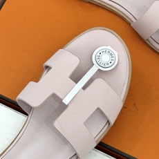 (配原版飞机盒) Hermès/爱马仕经典H型 平底凉鞋 标志性的“H”元素 以剪裁呈现 Epsom牛皮细腻又挺括 平 (配原版飞机盒) Hermès/爱马仕经典H型 平底凉鞋 标志性的“H”元素 以剪裁呈现 Epsom牛皮细腻又挺括 平