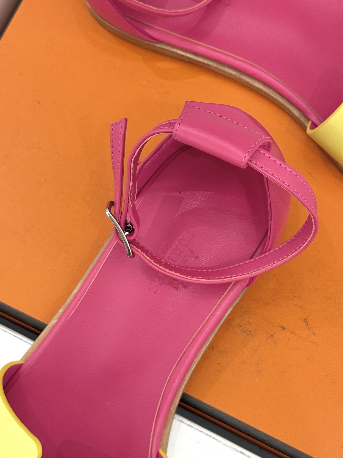 (配原版飞机盒) Hermès/爱马仕经典H型 平底凉鞋 标志性的“H”元素 以剪裁呈现 Epsom牛皮细腻又挺括 平 (配原版飞机盒) Hermès/爱马仕经典H型 平底凉鞋 标志性的“H”元素 以剪裁呈现 Epsom牛皮细腻又挺括 平