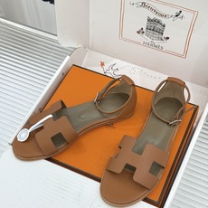 (配原版飞机盒) Hermès/爱马仕经典H型 平底凉鞋 标志性的“H”元素 以剪裁呈现 Epsom牛皮细腻又挺括 平 (配原版飞机盒) Hermès/爱马仕经典H型 平底凉鞋 标志性的“H”元素 以剪裁呈现 Epsom牛皮细腻又挺括 平