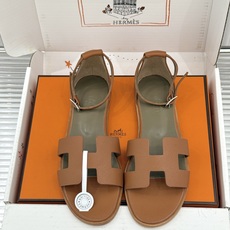 (配原版飞机盒) Hermès/爱马仕经典H型 平底凉鞋 标志性的“H”元素 以剪裁呈现 Epsom牛皮细腻又挺括 平 (配原版飞机盒) Hermès/爱马仕经典H型 平底凉鞋 标志性的“H”元素 以剪裁呈现 Epsom牛皮细腻又挺括 平