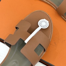 (配原版飞机盒) Hermès/爱马仕经典H型 平底凉鞋 标志性的“H”元素 以剪裁呈现 Epsom牛皮细腻又挺括 平 (配原版飞机盒) Hermès/爱马仕经典H型 平底凉鞋 标志性的“H”元素 以剪裁呈现 Epsom牛皮细腻又挺括 平
