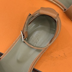 (配原版飞机盒) Hermès/爱马仕经典H型 平底凉鞋 标志性的“H”元素 以剪裁呈现 Epsom牛皮细腻又挺括 平 (配原版飞机盒) Hermès/爱马仕经典H型 平底凉鞋 标志性的“H”元素 以剪裁呈现 Epsom牛皮细腻又挺括 平
