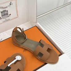 (配原版飞机盒) Hermès/爱马仕经典H型 平底凉鞋 标志性的“H”元素 以剪裁呈现 Epsom牛皮细腻又挺括 平 (配原版飞机盒) Hermès/爱马仕经典H型 平底凉鞋 标志性的“H”元素 以剪裁呈现 Epsom牛皮细腻又挺括 平