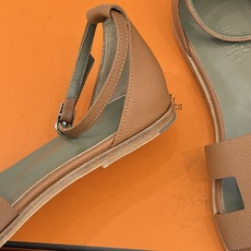 (配原版飞机盒) Hermès/爱马仕经典H型 平底凉鞋 标志性的“H”元素 以剪裁呈现 Epsom牛皮细腻又挺括 平 (配原版飞机盒) Hermès/爱马仕经典H型 平底凉鞋 标志性的“H”元素 以剪裁呈现 Epsom牛皮细腻又挺括 平