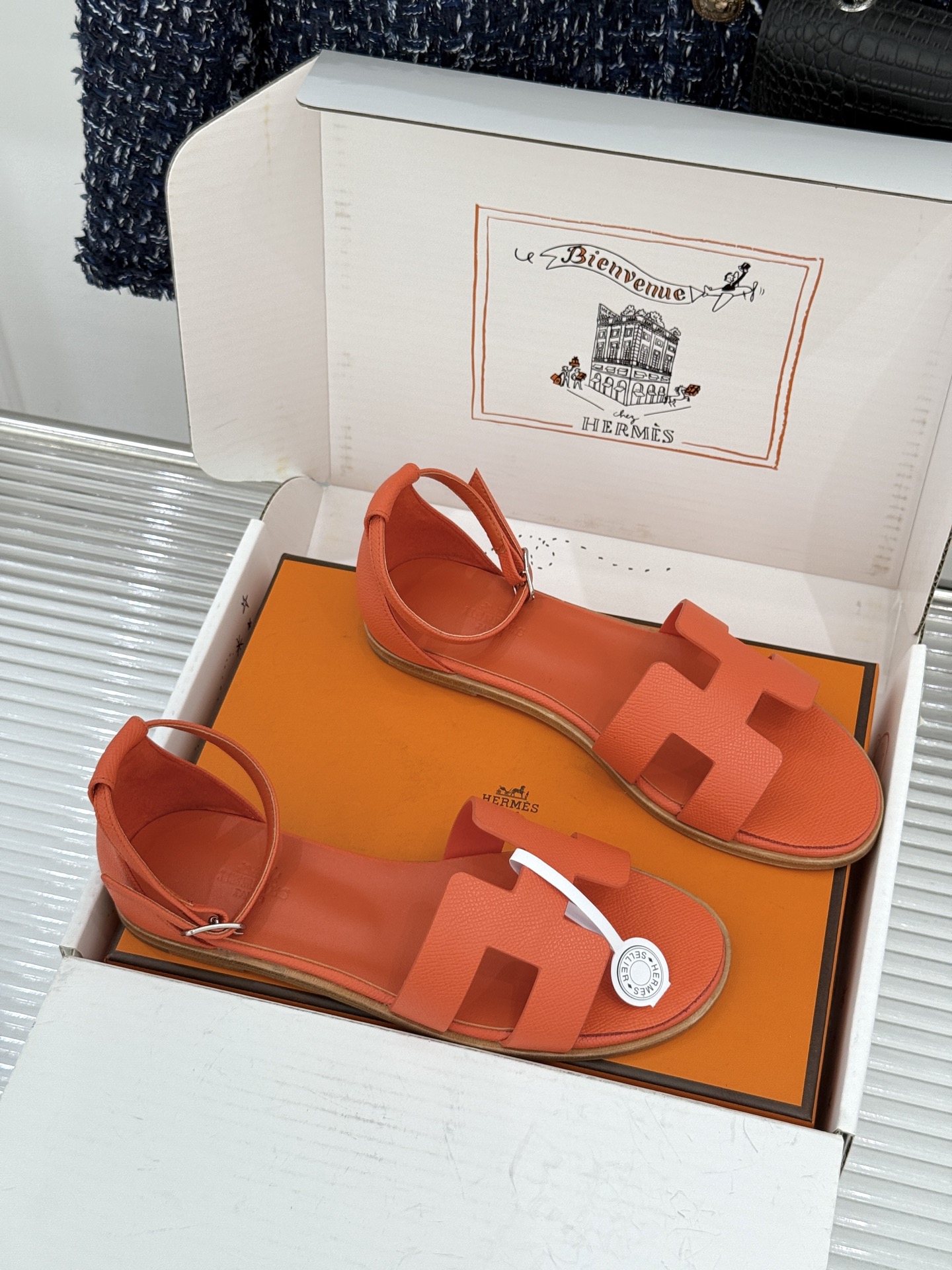 (配原版飞机盒) Hermès/爱马仕经典H型 平底凉鞋 标志性的“H”元素 以剪裁呈现 Epsom牛皮细腻又挺括 平 (配原版飞机盒) Hermès/爱马仕经典H型 平底凉鞋 标志性的“H”元素 以剪裁呈现 Epsom牛皮细腻又挺括 平