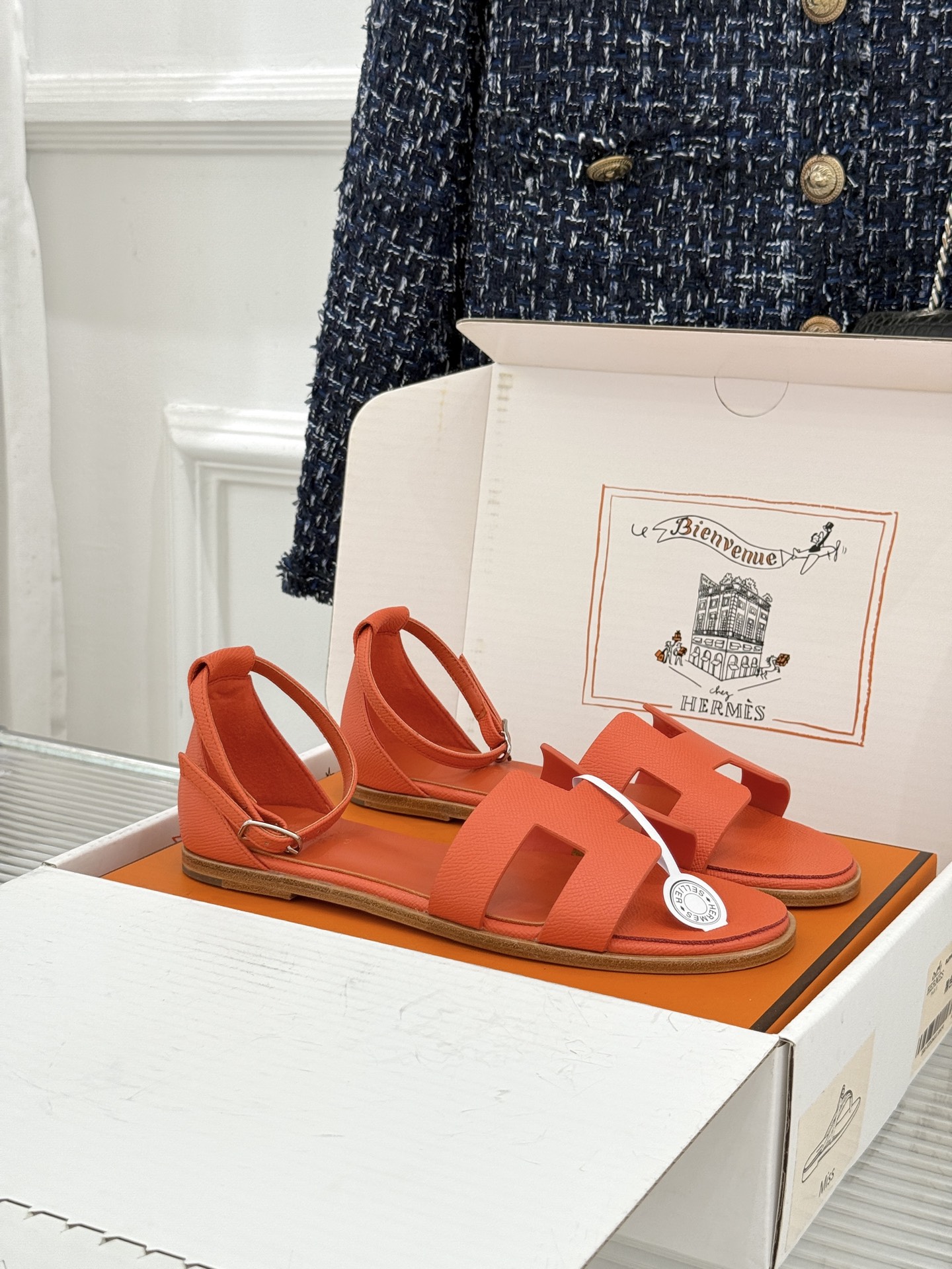 (配原版飞机盒) Hermès/爱马仕经典H型 平底凉鞋 标志性的“H”元素 以剪裁呈现 Epsom牛皮细腻又挺括 平 (配原版飞机盒) Hermès/爱马仕经典H型 平底凉鞋 标志性的“H”元素 以剪裁呈现 Epsom牛皮细腻又挺括 平