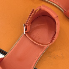 (配原版飞机盒) Hermès/爱马仕经典H型 平底凉鞋 标志性的“H”元素 以剪裁呈现 Epsom牛皮细腻又挺括 平 (配原版飞机盒) Hermès/爱马仕经典H型 平底凉鞋 标志性的“H”元素 以剪裁呈现 Epsom牛皮细腻又挺括 平