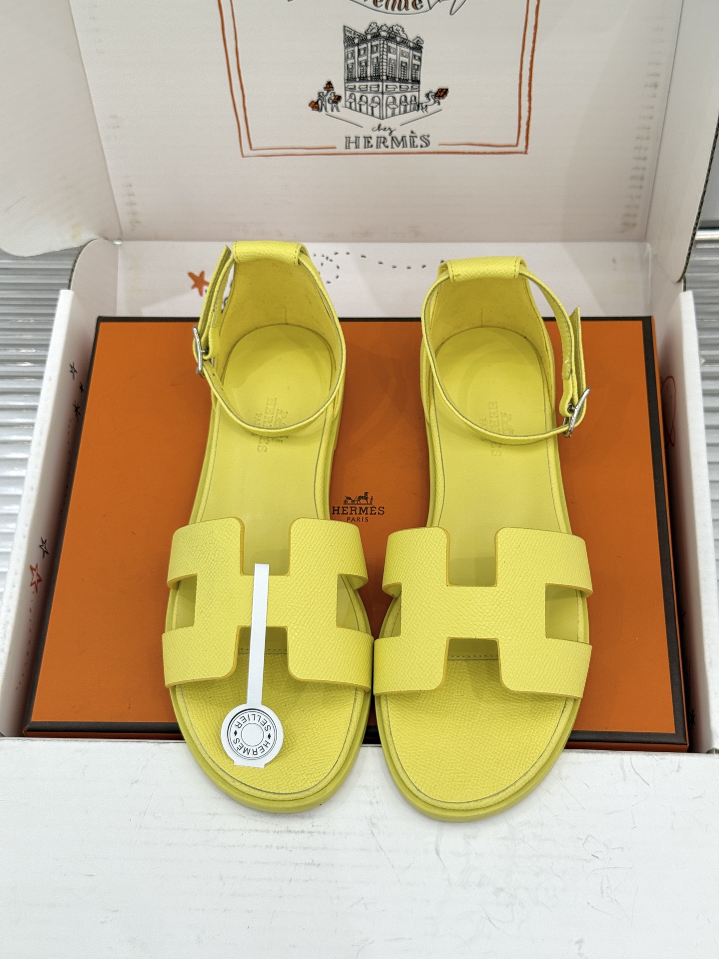 (配原版飞机盒) Hermès/爱马仕经典H型 平底凉鞋 标志性的“H”元素 以剪裁呈现 Epsom牛皮细腻又挺括 平 (配原版飞机盒) Hermès/爱马仕经典H型 平底凉鞋 标志性的“H”元素 以剪裁呈现 Epsom牛皮细腻又挺括 平