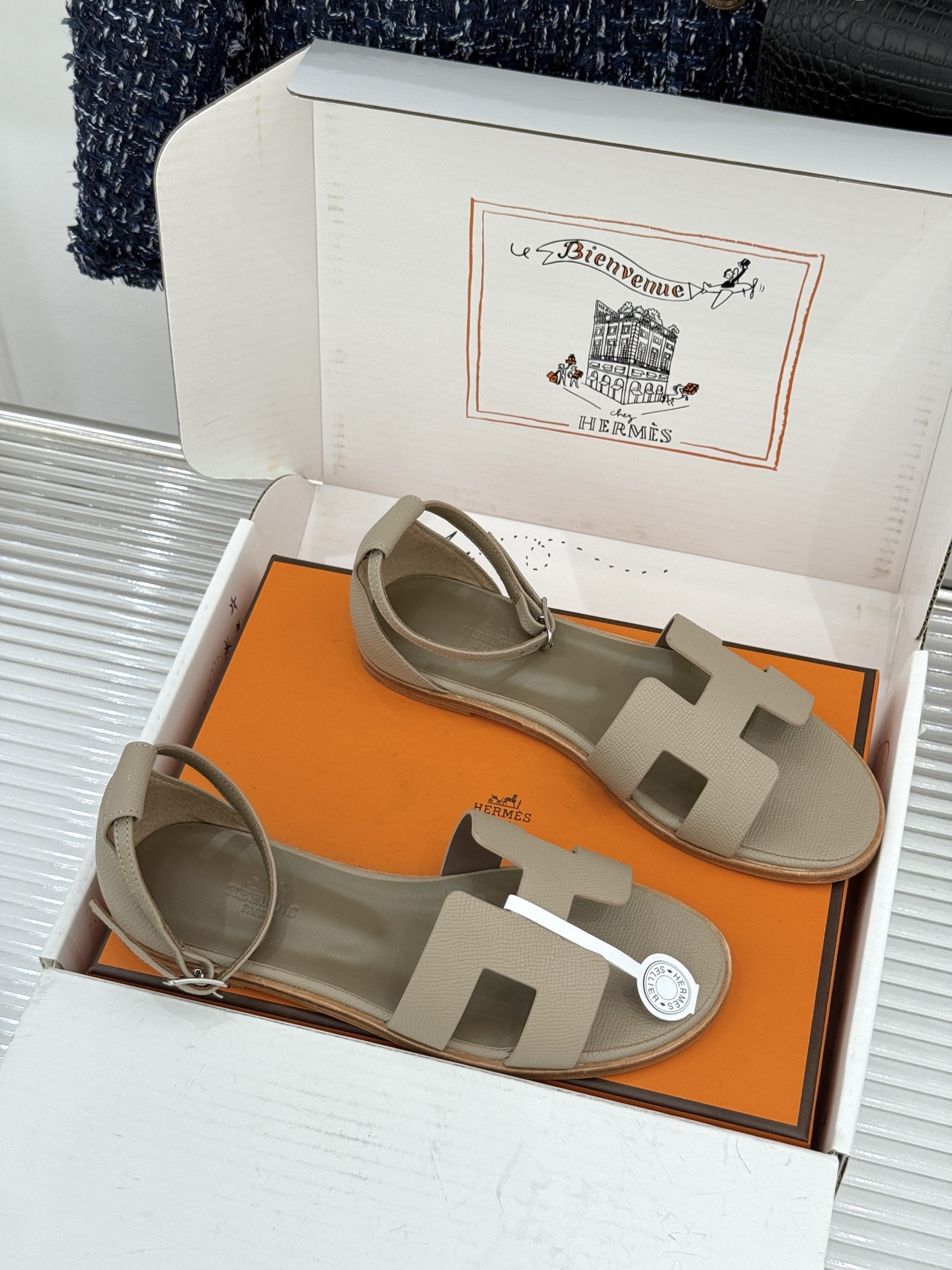 (配原版飞机盒) Hermès/爱马仕经典H型 平底凉鞋 标志性的“H”元素 以剪裁呈现 Epsom牛皮细腻又挺括 平 (配原版飞机盒) Hermès/爱马仕经典H型 平底凉鞋 标志性的“H”元素 以剪裁呈现 Epsom牛皮细腻又挺括 平