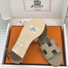 (配原版飞机盒) Hermès/爱马仕经典H型 平底凉鞋 标志性的“H”元素 以剪裁呈现 Epsom牛皮细腻又挺括 平 (配原版飞机盒) Hermès/爱马仕经典H型 平底凉鞋 标志性的“H”元素 以剪裁呈现 Epsom牛皮细腻又挺括 平
