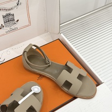 (配原版飞机盒) Hermès/爱马仕经典H型 平底凉鞋 标志性的“H”元素 以剪裁呈现 Epsom牛皮细腻又挺括 平 (配原版飞机盒) Hermès/爱马仕经典H型 平底凉鞋 标志性的“H”元素 以剪裁呈现 Epsom牛皮细腻又挺括 平