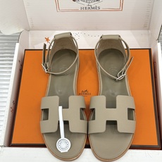 (配原版飞机盒) Hermès/爱马仕经典H型 平底凉鞋 标志性的“H”元素 以剪裁呈现 Epsom牛皮细腻又挺括 平 (配原版飞机盒) Hermès/爱马仕经典H型 平底凉鞋 标志性的“H”元素 以剪裁呈现 Epsom牛皮细腻又挺括 平