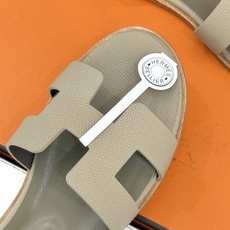 (配原版飞机盒) Hermès/爱马仕经典H型 平底凉鞋 标志性的“H”元素 以剪裁呈现 Epsom牛皮细腻又挺括 平 (配原版飞机盒) Hermès/爱马仕经典H型 平底凉鞋 标志性的“H”元素 以剪裁呈现 Epsom牛皮细腻又挺括 平