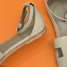(配原版飞机盒) Hermès/爱马仕经典H型 平底凉鞋 标志性的“H”元素 以剪裁呈现 Epsom牛皮细腻又挺括 平 (配原版飞机盒) Hermès/爱马仕经典H型 平底凉鞋 标志性的“H”元素 以剪裁呈现 Epsom牛皮细腻又挺括 平
