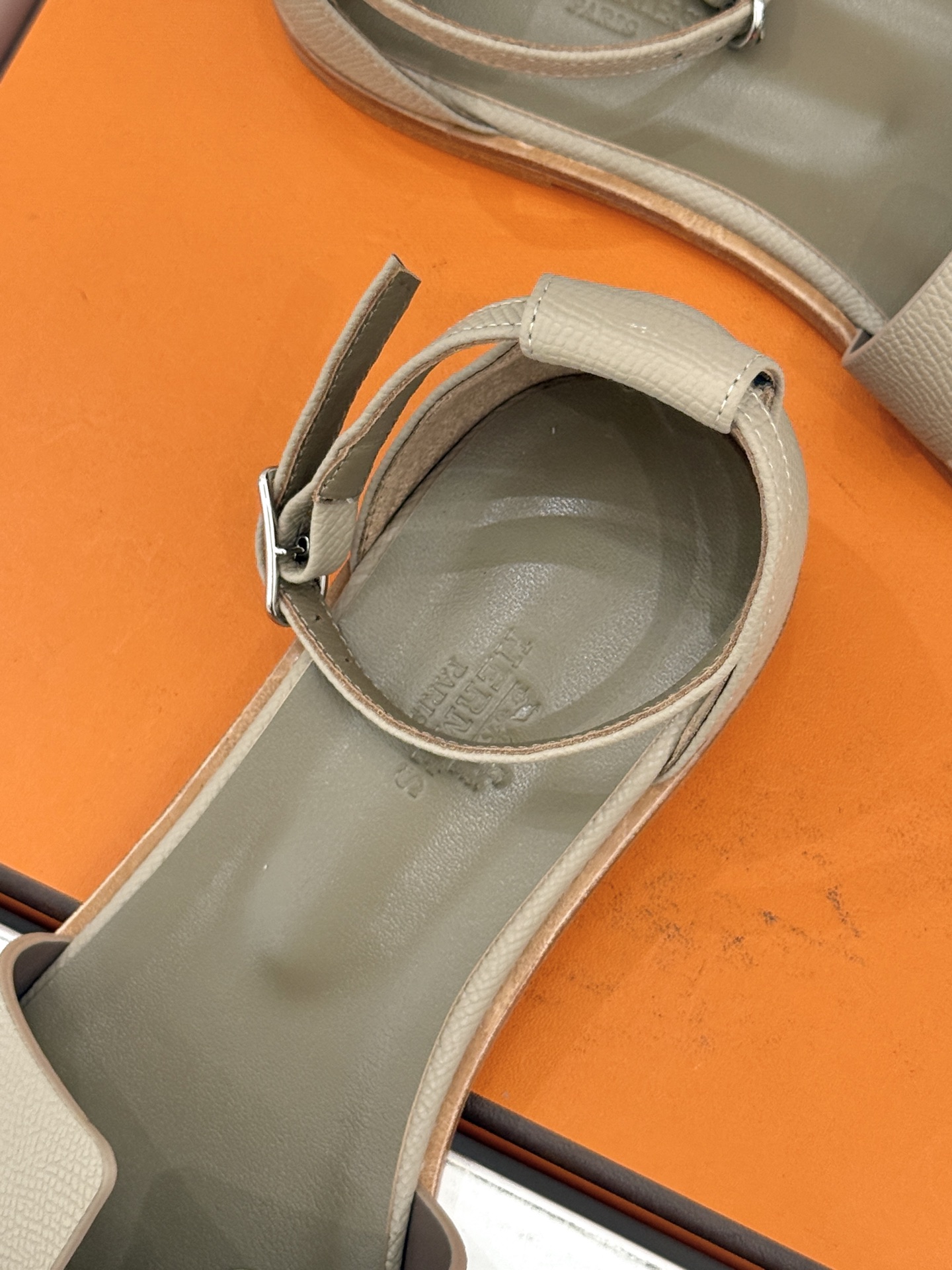 (配原版飞机盒) Hermès/爱马仕经典H型 平底凉鞋 标志性的“H”元素 以剪裁呈现 Epsom牛皮细腻又挺括 平 (配原版飞机盒) Hermès/爱马仕经典H型 平底凉鞋 标志性的“H”元素 以剪裁呈现 Epsom牛皮细腻又挺括 平