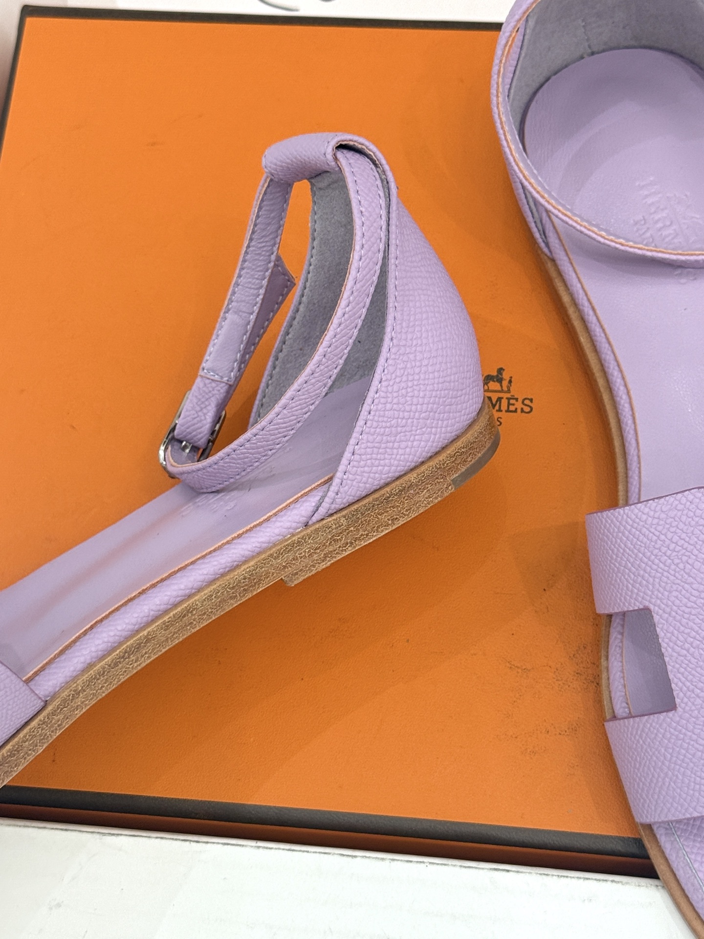 （配原版飞机盒） Hermès/爱马仕经典H型 平底凉鞋 标志性的“H”元素  以剪裁呈现 Epsom牛皮细腻又挺括 平