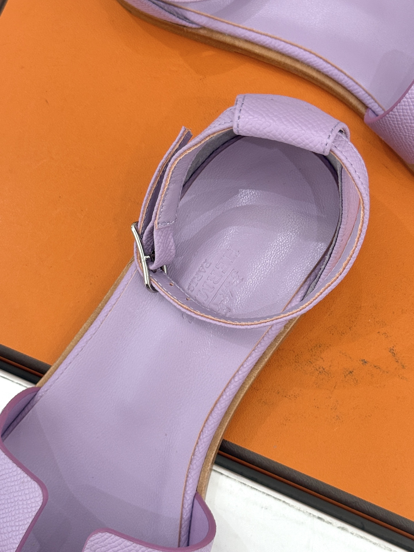 （配原版飞机盒） Hermès/爱马仕经典H型 平底凉鞋 标志性的“H”元素  以剪裁呈现 Epsom牛皮细腻又挺括 平
