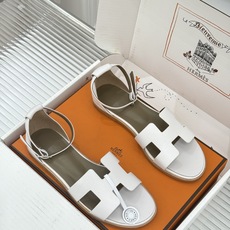 (配原版飞机盒) Hermès/爱马仕经典H型 平底凉鞋 标志性的“H”元素 以剪裁呈现 Epsom牛皮细腻又挺括 平 (配原版飞机盒) Hermès/爱马仕经典H型 平底凉鞋 标志性的“H”元素 以剪裁呈现 Epsom牛皮细腻又挺括 平