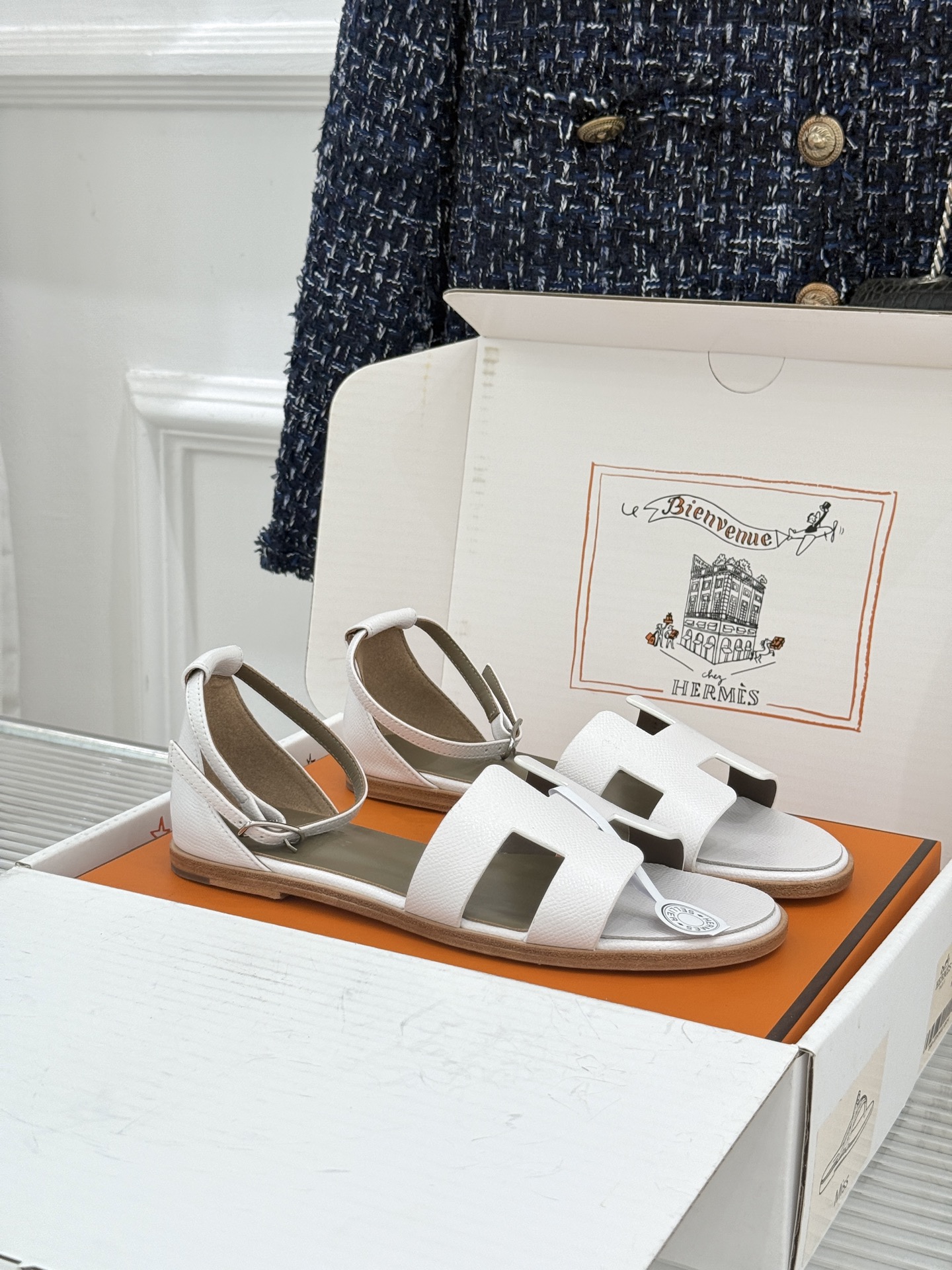 (配原版飞机盒) Hermès/爱马仕经典H型 平底凉鞋 标志性的“H”元素 以剪裁呈现 Epsom牛皮细腻又挺括 平 (配原版飞机盒) Hermès/爱马仕经典H型 平底凉鞋 标志性的“H”元素 以剪裁呈现 Epsom牛皮细腻又挺括 平