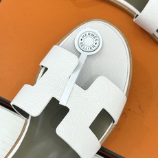 (配原版飞机盒) Hermès/爱马仕经典H型 平底凉鞋 标志性的“H”元素 以剪裁呈现 Epsom牛皮细腻又挺括 平 (配原版飞机盒) Hermès/爱马仕经典H型 平底凉鞋 标志性的“H”元素 以剪裁呈现 Epsom牛皮细腻又挺括 平