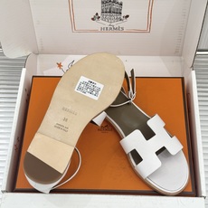 (配原版飞机盒) Hermès/爱马仕经典H型 平底凉鞋 标志性的“H”元素 以剪裁呈现 Epsom牛皮细腻又挺括 平 (配原版飞机盒) Hermès/爱马仕经典H型 平底凉鞋 标志性的“H”元素 以剪裁呈现 Epsom牛皮细腻又挺括 平