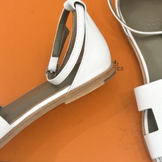 (配原版飞机盒) Hermès/爱马仕经典H型 平底凉鞋 标志性的“H”元素 以剪裁呈现 Epsom牛皮细腻又挺括 平 (配原版飞机盒) Hermès/爱马仕经典H型 平底凉鞋 标志性的“H”元素 以剪裁呈现 Epsom牛皮细腻又挺括 平
