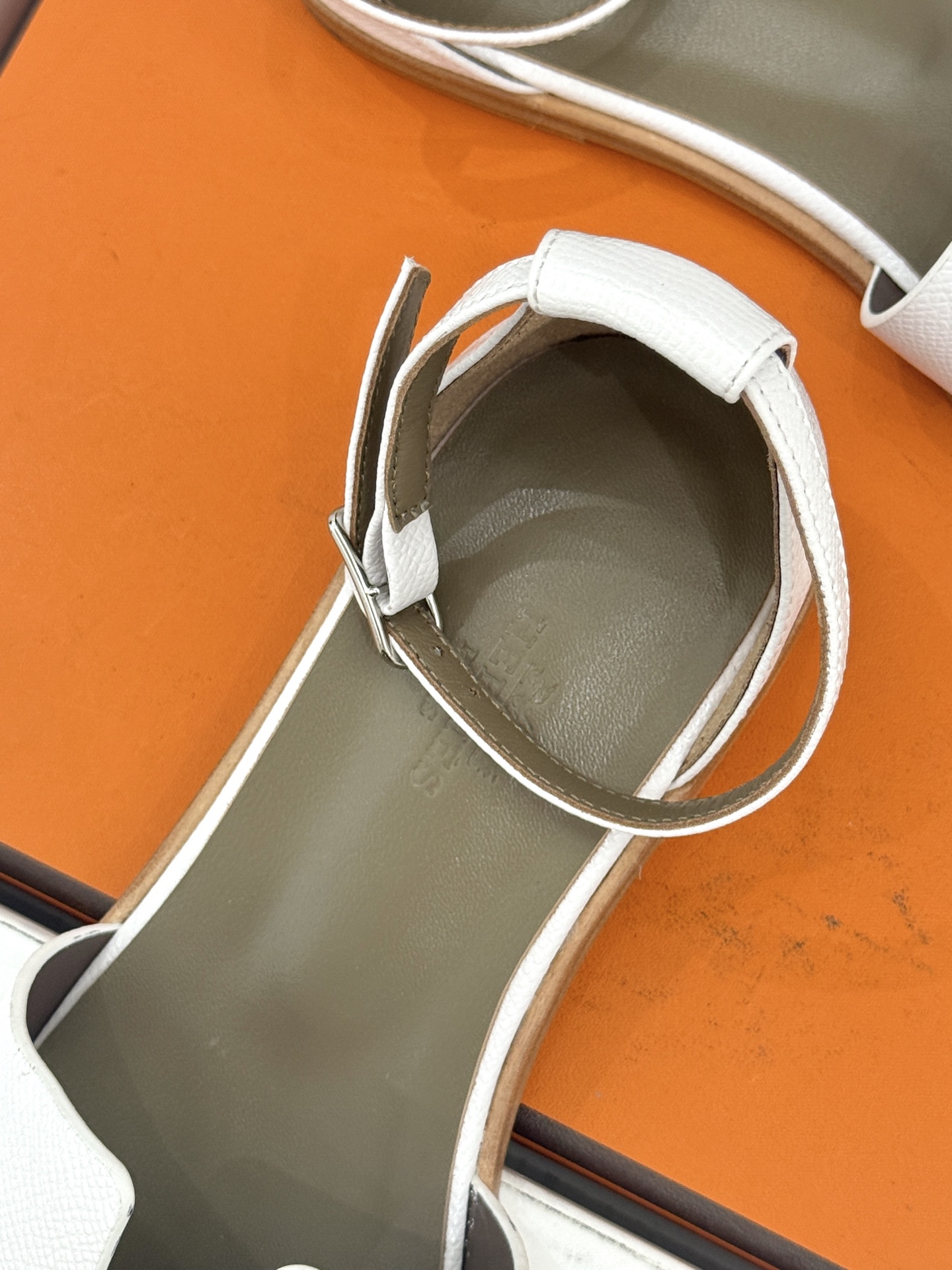 (配原版飞机盒) Hermès/爱马仕经典H型 平底凉鞋 标志性的“H”元素 以剪裁呈现 Epsom牛皮细腻又挺括 平 (配原版飞机盒) Hermès/爱马仕经典H型 平底凉鞋 标志性的“H”元素 以剪裁呈现 Epsom牛皮细腻又挺括 平