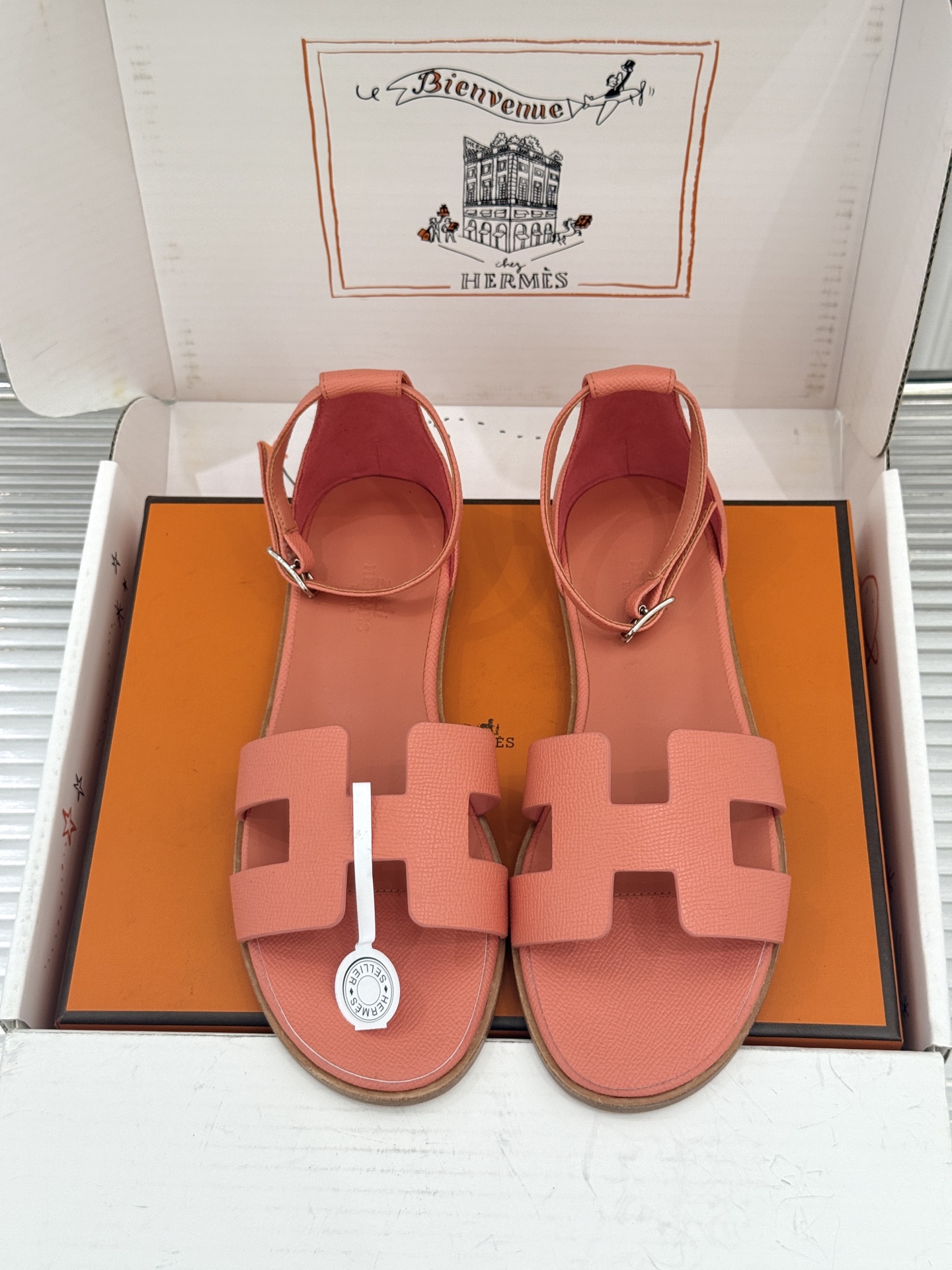 (配原版飞机盒) Hermès/爱马仕经典H型 平底凉鞋 标志性的“H”元素 以剪裁呈现 Epsom牛皮细腻又挺括 平 (配原版飞机盒) Hermès/爱马仕经典H型 平底凉鞋 标志性的“H”元素 以剪裁呈现 Epsom牛皮细腻又挺括 平