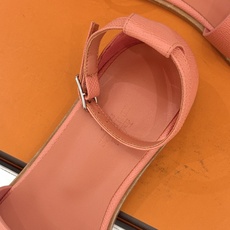 (配原版飞机盒) Hermès/爱马仕经典H型 平底凉鞋 标志性的“H”元素 以剪裁呈现 Epsom牛皮细腻又挺括 平 (配原版飞机盒) Hermès/爱马仕经典H型 平底凉鞋 标志性的“H”元素 以剪裁呈现 Epsom牛皮细腻又挺括 平