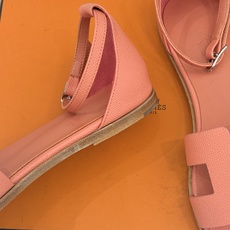 (配原版飞机盒) Hermès/爱马仕经典H型 平底凉鞋 标志性的“H”元素 以剪裁呈现 Epsom牛皮细腻又挺括 平 (配原版飞机盒) Hermès/爱马仕经典H型 平底凉鞋 标志性的“H”元素 以剪裁呈现 Epsom牛皮细腻又挺括 平