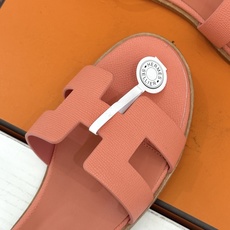 (配原版飞机盒) Hermès/爱马仕经典H型 平底凉鞋 标志性的“H”元素 以剪裁呈现 Epsom牛皮细腻又挺括 平 (配原版飞机盒) Hermès/爱马仕经典H型 平底凉鞋 标志性的“H”元素 以剪裁呈现 Epsom牛皮细腻又挺括 平