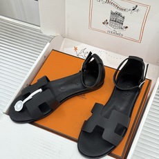 (配原版飞机盒) Hermès/爱马仕经典H型 平底凉鞋 标志性的“H”元素 以剪裁呈现 Epsom牛皮细腻又挺括 平 (配原版飞机盒) Hermès/爱马仕经典H型 平底凉鞋 标志性的“H”元素 以剪裁呈现 Epsom牛皮细腻又挺括 平