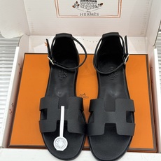 (配原版飞机盒) Hermès/爱马仕经典H型 平底凉鞋 标志性的“H”元素 以剪裁呈现 Epsom牛皮细腻又挺括 平 (配原版飞机盒) Hermès/爱马仕经典H型 平底凉鞋 标志性的“H”元素 以剪裁呈现 Epsom牛皮细腻又挺括 平
