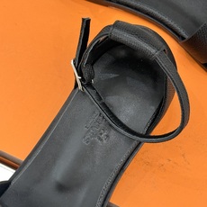(配原版飞机盒) Hermès/爱马仕经典H型 平底凉鞋 标志性的“H”元素 以剪裁呈现 Epsom牛皮细腻又挺括 平 (配原版飞机盒) Hermès/爱马仕经典H型 平底凉鞋 标志性的“H”元素 以剪裁呈现 Epsom牛皮细腻又挺括 平