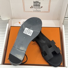 (配原版飞机盒) Hermès/爱马仕经典H型 平底凉鞋 标志性的“H”元素 以剪裁呈现 Epsom牛皮细腻又挺括 平 (配原版飞机盒) Hermès/爱马仕经典H型 平底凉鞋 标志性的“H”元素 以剪裁呈现 Epsom牛皮细腻又挺括 平