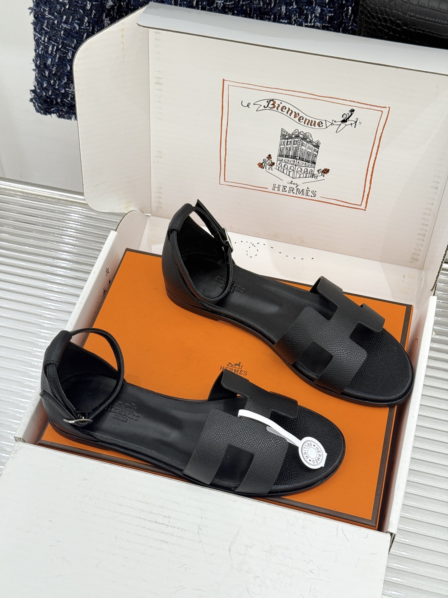 (配原版飞机盒) Hermès/爱马仕经典H型 平底凉鞋 标志性的“H”元素 以剪裁呈现 Epsom牛皮细腻又挺括 平 (配原版飞机盒) Hermès/爱马仕经典H型 平底凉鞋 标志性的“H”元素 以剪裁呈现 Epsom牛皮细腻又挺括 平