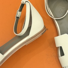 (配原版飞机盒) Hermès/爱马仕经典H型 平底凉鞋 标志性的“H”元素 以剪裁呈现 Epsom牛皮细腻又挺括 平 (配原版飞机盒) Hermès/爱马仕经典H型 平底凉鞋 标志性的“H”元素 以剪裁呈现 Epsom牛皮细腻又挺括 平