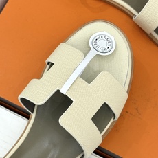 (配原版飞机盒) Hermès/爱马仕经典H型 平底凉鞋 标志性的“H”元素 以剪裁呈现 Epsom牛皮细腻又挺括 平 (配原版飞机盒) Hermès/爱马仕经典H型 平底凉鞋 标志性的“H”元素 以剪裁呈现 Epsom牛皮细腻又挺括 平