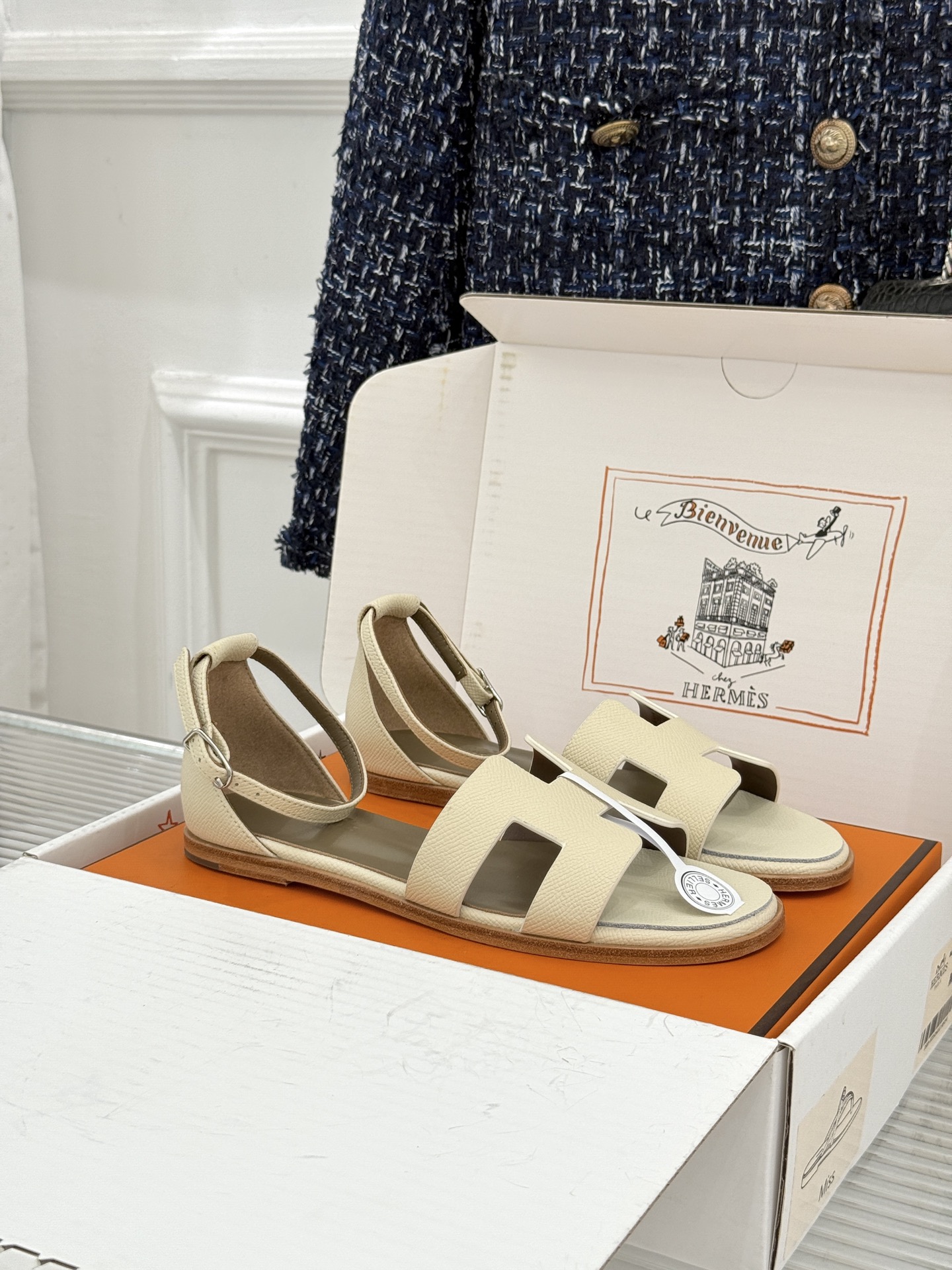 (配原版飞机盒) Hermès/爱马仕经典H型 平底凉鞋 标志性的“H”元素 以剪裁呈现 Epsom牛皮细腻又挺括 平 (配原版飞机盒) Hermès/爱马仕经典H型 平底凉鞋 标志性的“H”元素 以剪裁呈现 Epsom牛皮细腻又挺括 平