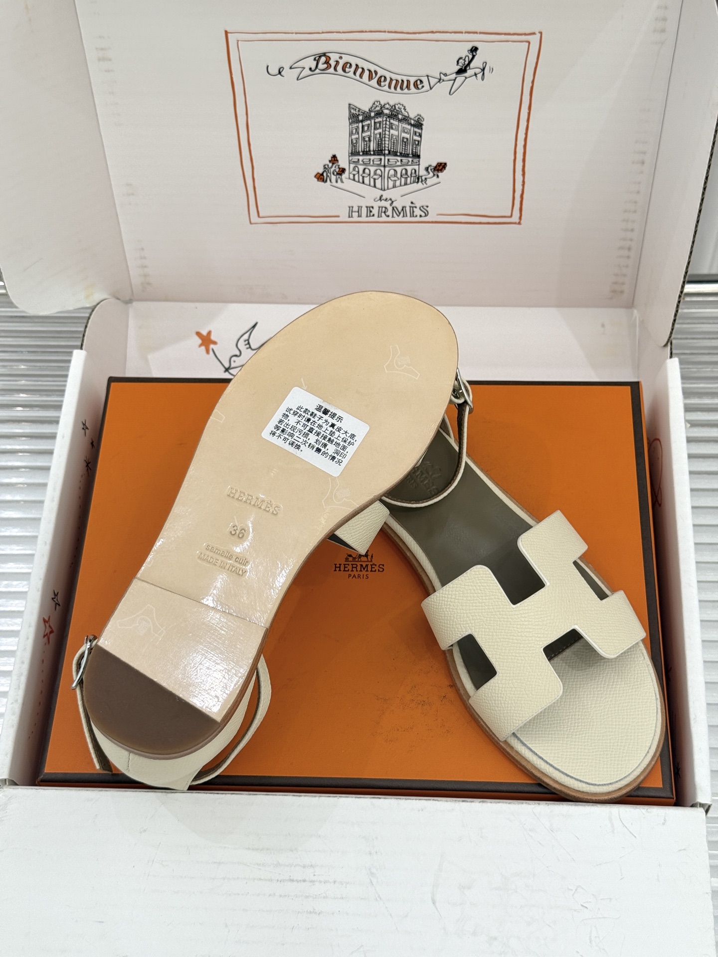 (配原版飞机盒) Hermès/爱马仕经典H型 平底凉鞋 标志性的“H”元素 以剪裁呈现 Epsom牛皮细腻又挺括 平 (配原版飞机盒) Hermès/爱马仕经典H型 平底凉鞋 标志性的“H”元素 以剪裁呈现 Epsom牛皮细腻又挺括 平