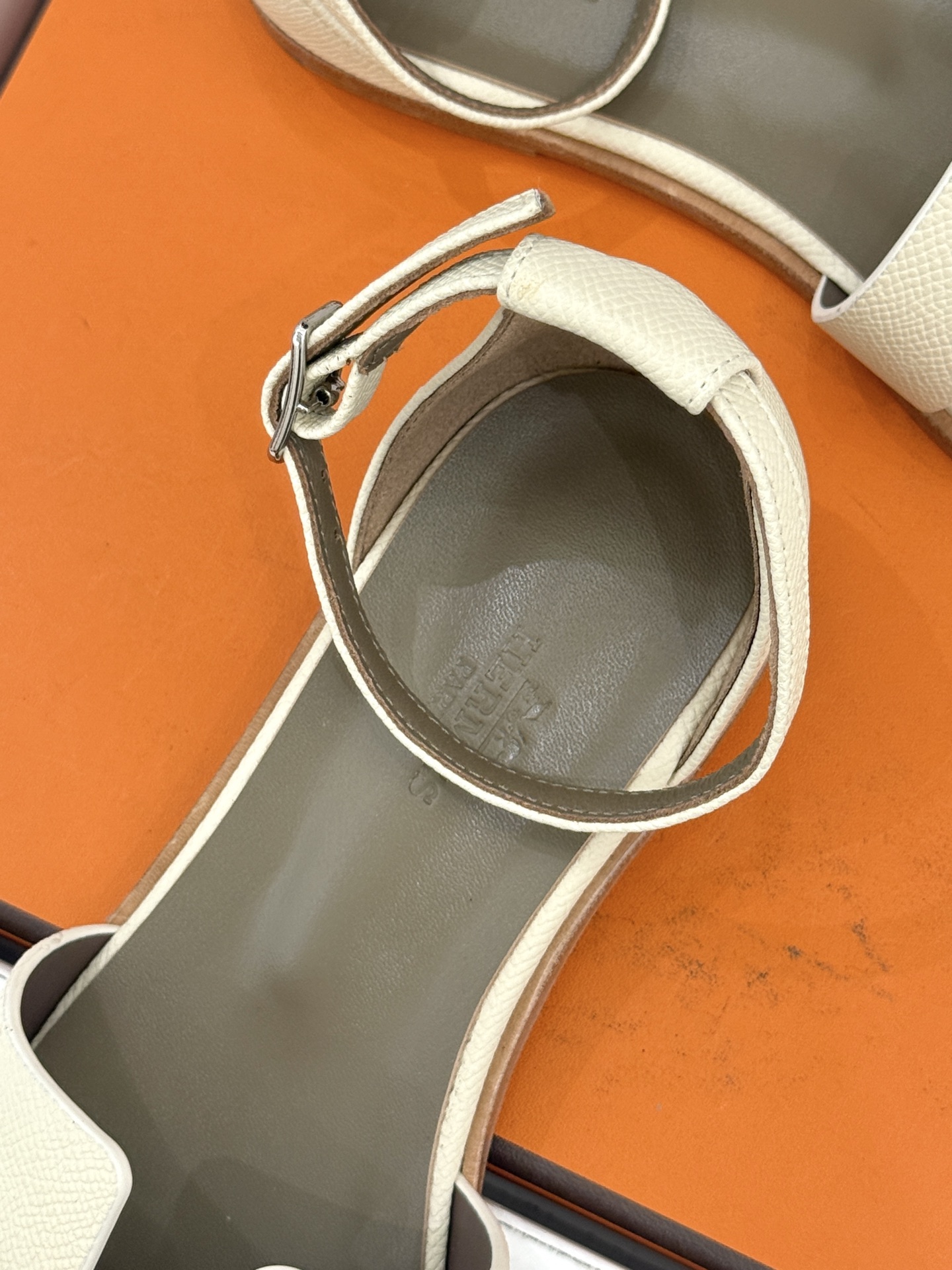 (配原版飞机盒) Hermès/爱马仕经典H型 平底凉鞋 标志性的“H”元素 以剪裁呈现 Epsom牛皮细腻又挺括 平 (配原版飞机盒) Hermès/爱马仕经典H型 平底凉鞋 标志性的“H”元素 以剪裁呈现 Epsom牛皮细腻又挺括 平