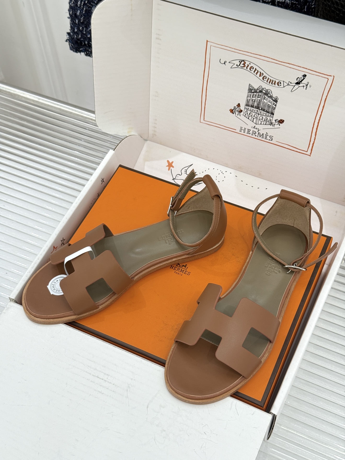 (配原版飞机盒) Hermès/爱马仕经典H型 平底凉鞋 标志性的“H”元素 以剪裁呈现 Epsom牛皮细腻又挺括 平 (配原版飞机盒) Hermès/爱马仕经典H型 平底凉鞋 标志性的“H”元素 以剪裁呈现 Epsom牛皮细腻又挺括 平