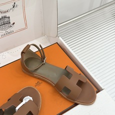 (配原版飞机盒) Hermès/爱马仕经典H型 平底凉鞋 标志性的“H”元素 以剪裁呈现 Epsom牛皮细腻又挺括 平 (配原版飞机盒) Hermès/爱马仕经典H型 平底凉鞋 标志性的“H”元素 以剪裁呈现 Epsom牛皮细腻又挺括 平