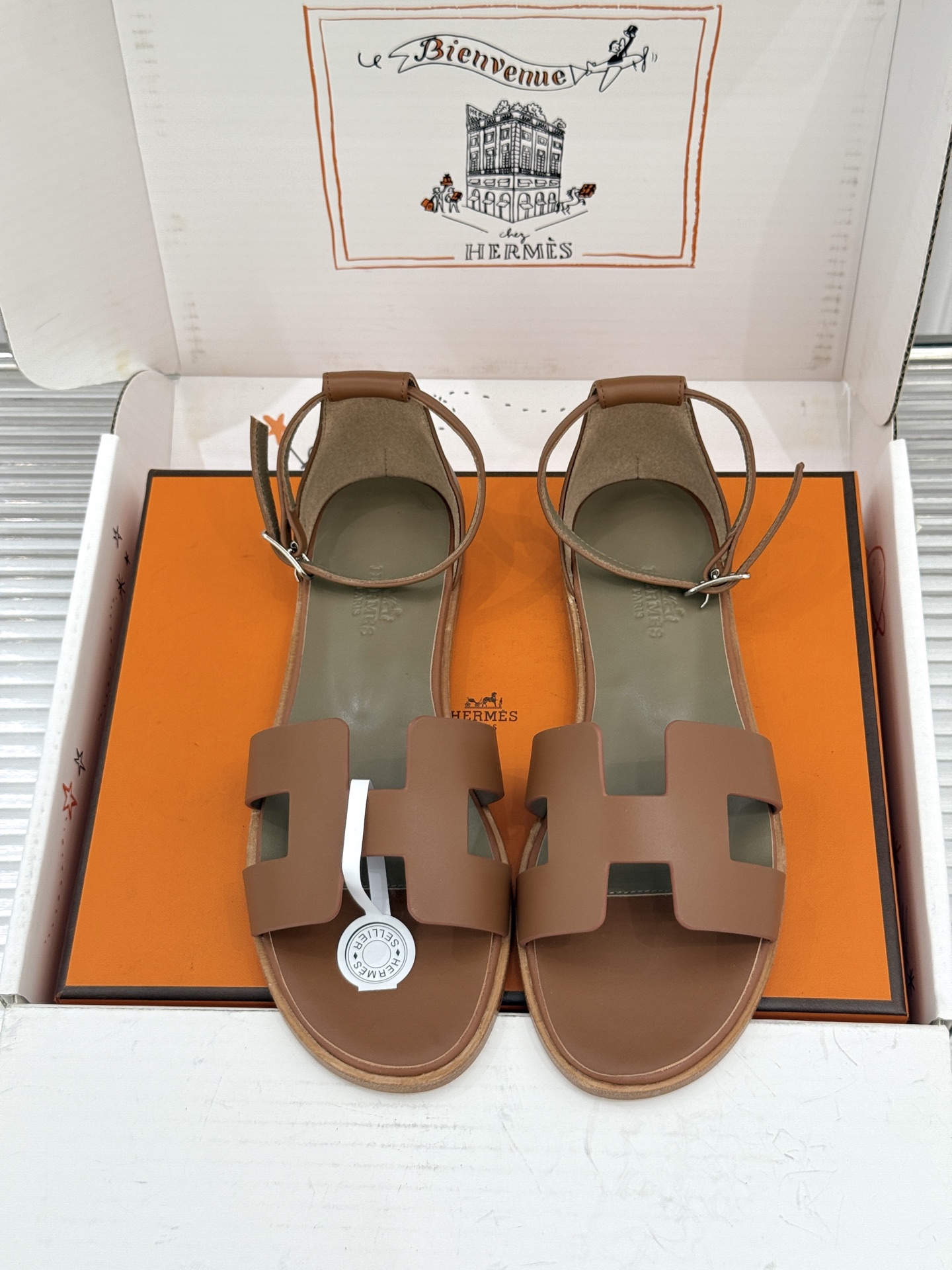 (配原版飞机盒) Hermès/爱马仕经典H型 平底凉鞋 标志性的“H”元素 以剪裁呈现 Epsom牛皮细腻又挺括 平 (配原版飞机盒) Hermès/爱马仕经典H型 平底凉鞋 标志性的“H”元素 以剪裁呈现 Epsom牛皮细腻又挺括 平