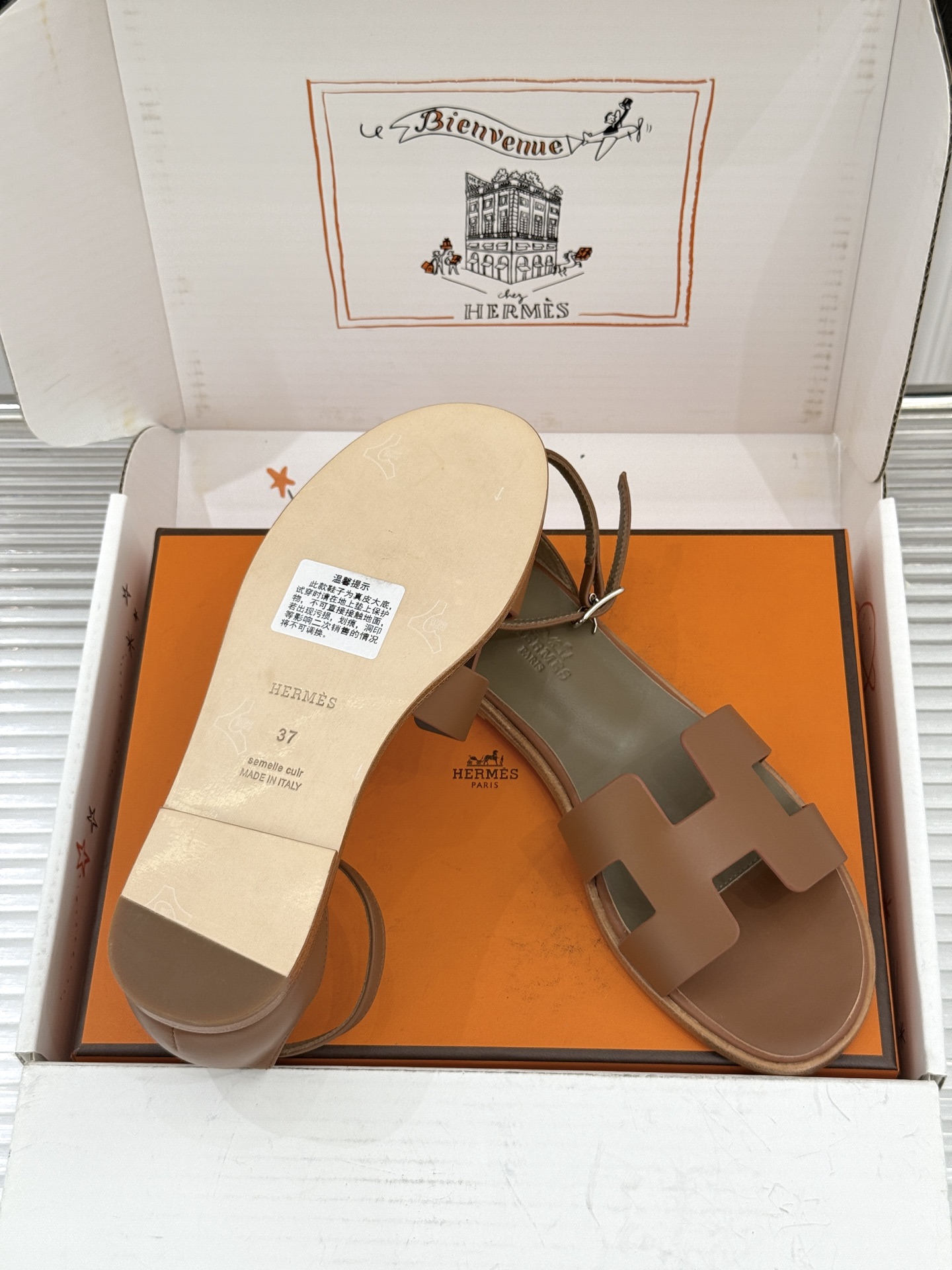 (配原版飞机盒) Hermès/爱马仕经典H型 平底凉鞋 标志性的“H”元素 以剪裁呈现 Epsom牛皮细腻又挺括 平 (配原版飞机盒) Hermès/爱马仕经典H型 平底凉鞋 标志性的“H”元素 以剪裁呈现 Epsom牛皮细腻又挺括 平