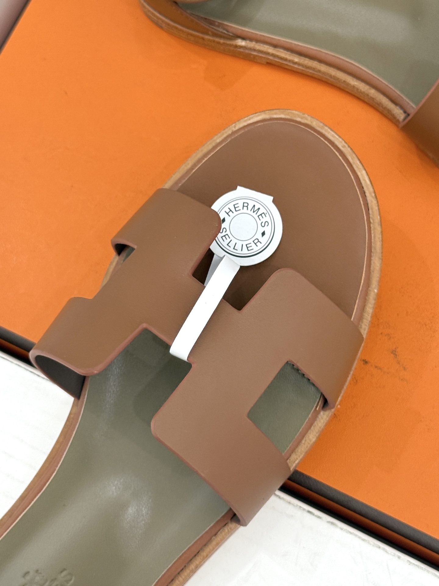 (配原版飞机盒) Hermès/爱马仕经典H型 平底凉鞋 标志性的“H”元素 以剪裁呈现 Epsom牛皮细腻又挺括 平 (配原版飞机盒) Hermès/爱马仕经典H型 平底凉鞋 标志性的“H”元素 以剪裁呈现 Epsom牛皮细腻又挺括 平