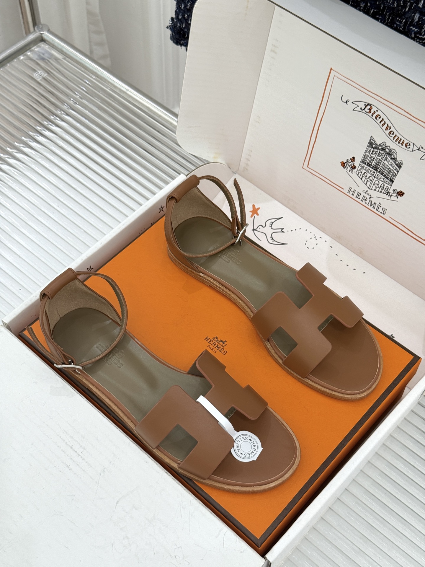 (配原版飞机盒) Hermès/爱马仕经典H型 平底凉鞋 标志性的“H”元素 以剪裁呈现 Epsom牛皮细腻又挺括 平 (配原版飞机盒) Hermès/爱马仕经典H型 平底凉鞋 标志性的“H”元素 以剪裁呈现 Epsom牛皮细腻又挺括 平