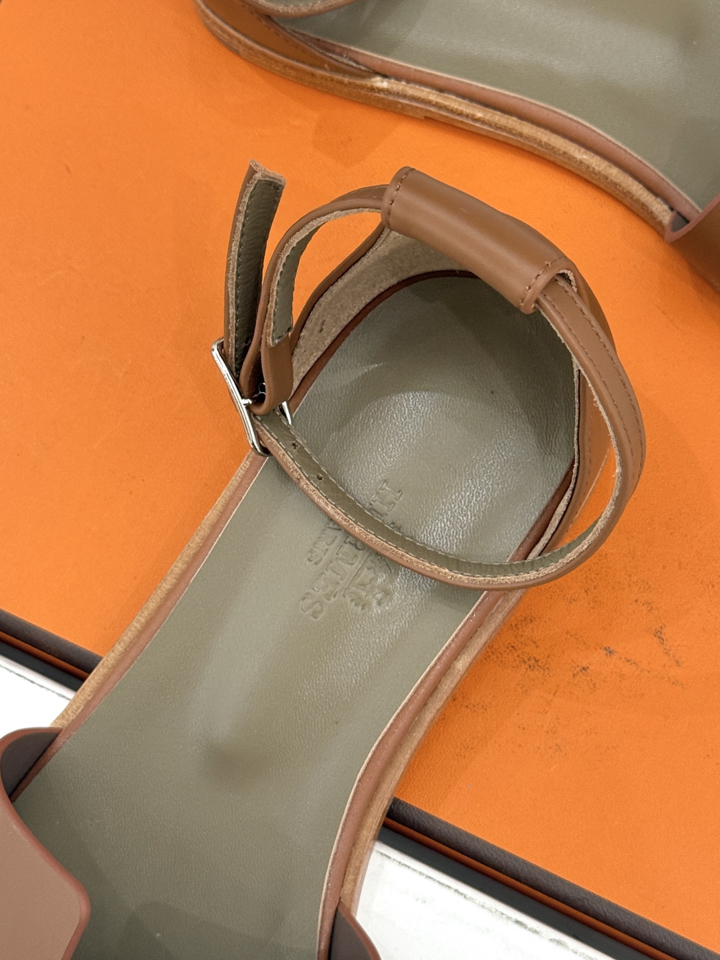 (配原版飞机盒) Hermès/爱马仕经典H型 平底凉鞋 标志性的“H”元素 以剪裁呈现 Epsom牛皮细腻又挺括 平 (配原版飞机盒) Hermès/爱马仕经典H型 平底凉鞋 标志性的“H”元素 以剪裁呈现 Epsom牛皮细腻又挺括 平