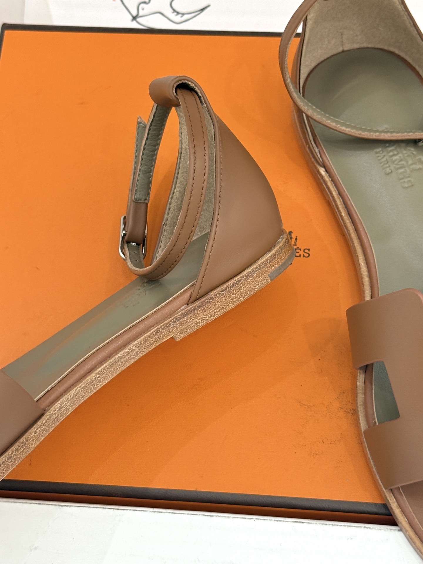 (配原版飞机盒) Hermès/爱马仕经典H型 平底凉鞋 标志性的“H”元素 以剪裁呈现 Epsom牛皮细腻又挺括 平 (配原版飞机盒) Hermès/爱马仕经典H型 平底凉鞋 标志性的“H”元素 以剪裁呈现 Epsom牛皮细腻又挺括 平